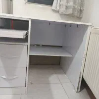 میز تحریر وناخن وکامپیوتر