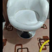 صندلی کوتاهی و دستگاه بخور