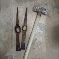 دو کلنگ تیز شده + یک پتک
