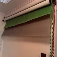 پرده سبز کروماکی و پرده طوسی با پایه دیواری