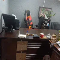صندلی چرخدار و میز مدیریت
