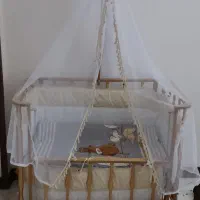 تخت کنار مادر