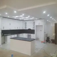 کابینت نیو کلاسیک با رنگ پولی آرتان