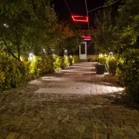 کارگر آقا در رستوران با جای خواب