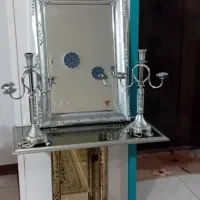 آینه و شمعدان نقره‌ای رنگ