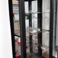 بوفه جلو شیشه و کنارش یکیش نیست