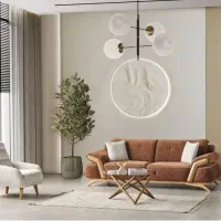 همکار خانم در فروشگاه مبلمان