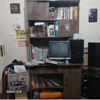 کتابخانه و میز تحریر