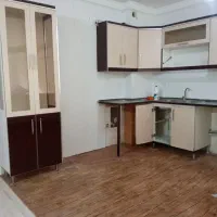 کارگر جوان وفرض باسابقه بالا نظافت پله وخانه