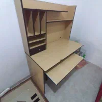 کتابخانه و میز کامپیوتر