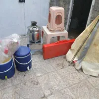 یک سماور دو تا کلمن دو تا صندلی یک میز و یک میز