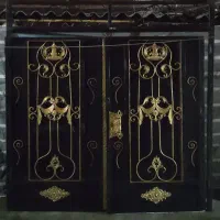 یک درب حیاط ۲۴۰*۲۴۰ مناسب برای حیاط یا خانه باغ