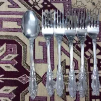تعدادی قاشق چنگال چاقو به فروش میرسد
