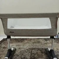 تخت کنار مادر و گهواره زویه