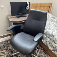 صندلی چرم و میز کامپیوتر