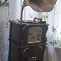 گرامافونو کنار سالنی کاملا نو