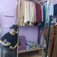 فروش دکور مغازه با دو عدد کانتر فروش و ویترین خور