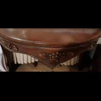 یک تخت خواب و یک میز نهارخوری چوب گردو اصل