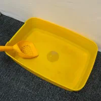 ظرف خاک گربه همراه بیلچه و وسایل مراقبتی