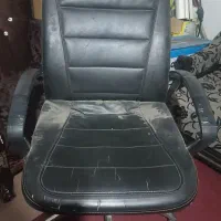 صندلی اداری سالم و بدون شکستگی هس