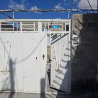 درب حیاط بزرگ و ماشین رو