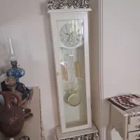 ساعت بلند ایستاده