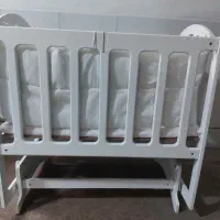 گهواره کنار تخت