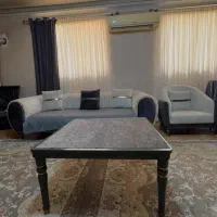 مبل راحتی و یک میز ناهار خوری