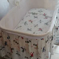 گهواره کنار تخت نوزاد