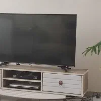 میز تلویزیون کاملا سالم و تمام ام دی آف