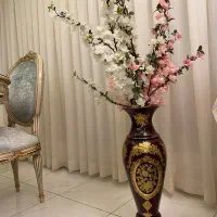 گلدان کنار سالنی طلاکوب رنگ زرشکی