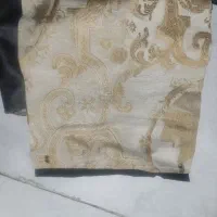 مقداری تیکه پارچه پرده ای