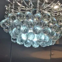 یک عدد لوستر کریستالی نقره ای رنگ