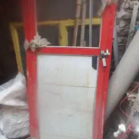 در حمام دستشویی