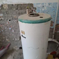 آبگرمکن و درب چوبی با چهارچوب و قفل سالم