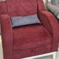 یک عدد کاناپه دو نفره و یک کاناپه تک