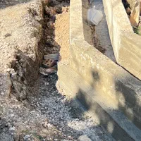 کارگر ساده برای اجرای جدول و کانال بتن درجا هست