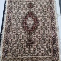 فرش دستباف ابریشم‌دار سالم و تمیز