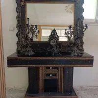 میز تلویزیون با مبل تک نفره و آینه و شمعدان