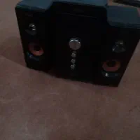 ۳تا اسپیکر که به تلویزیون و کامپیوتر وصل میشه