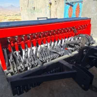 یک دستگاه بذر پاش کشنده کمپرسی ۱۹ ردیف