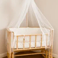 تخت کنار مادر