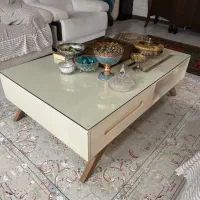 میز چوبی با شیشه