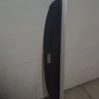 جلو پنجره و پرده عقب
