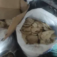 مقداری نون خشک بفروش می‌رسد.