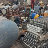 فروشنده وخریدار در پنجره آهنی آلمینیومی