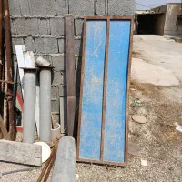 در عقب باربند وانت نیسان