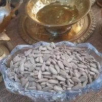 تخمه آفتابگردان و پولکی کنجدی