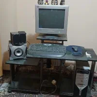 کامپیوتر همراه با میز