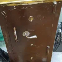 گاو صندوق دو طبقه قدیمی. موتور شارژی و دوچرخه